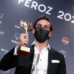 Mario Casas con su Premio Feroz 2021