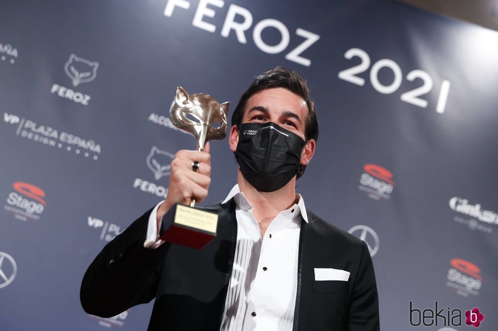 Mario Casas con su Premio Feroz 2021