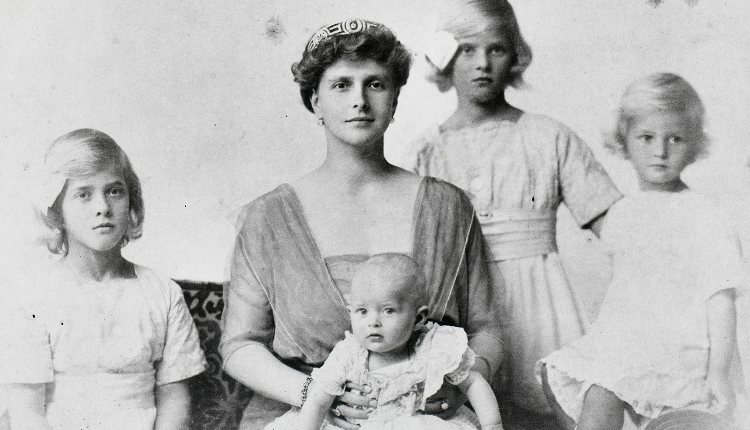 La Princesa Alicia de Battenberg con sus cuatro hijas mayores