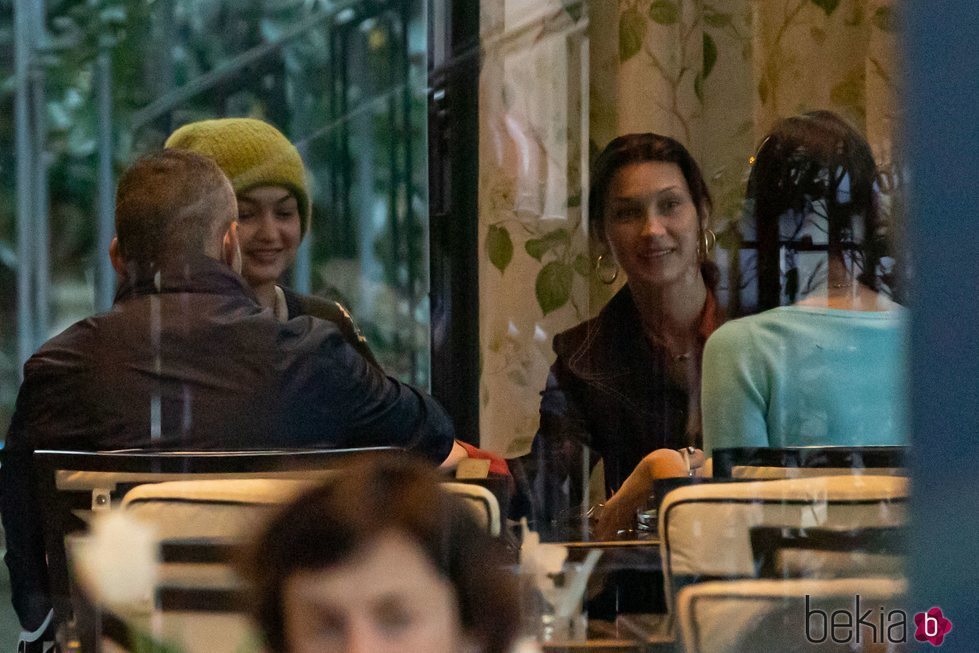 Gigi y Bella Hadid junto a Irina Shayk en un restaurante de Milán