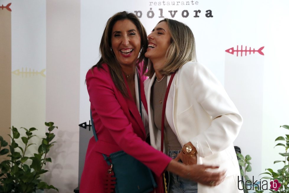 Paz Padilla y Anna Ferrer partiéndose de risa en la presentación de su colección de bolsos