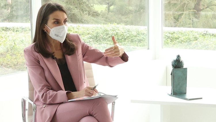 La Reina Letizia durante una charla cultural en La Zarzuela por el acto de proclamación del Premio Fundación Princesa de Girona Artes y Letras 2021