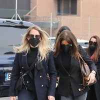 Judit Puig, novia de Álex Casademunt, llegando tanatorio para dar el último adiós al cantante