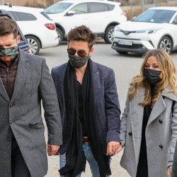 Manu Tenorio, Javián y Verónica Romero llegando al tanatorio para dar el último adiós a Álex Casademunt