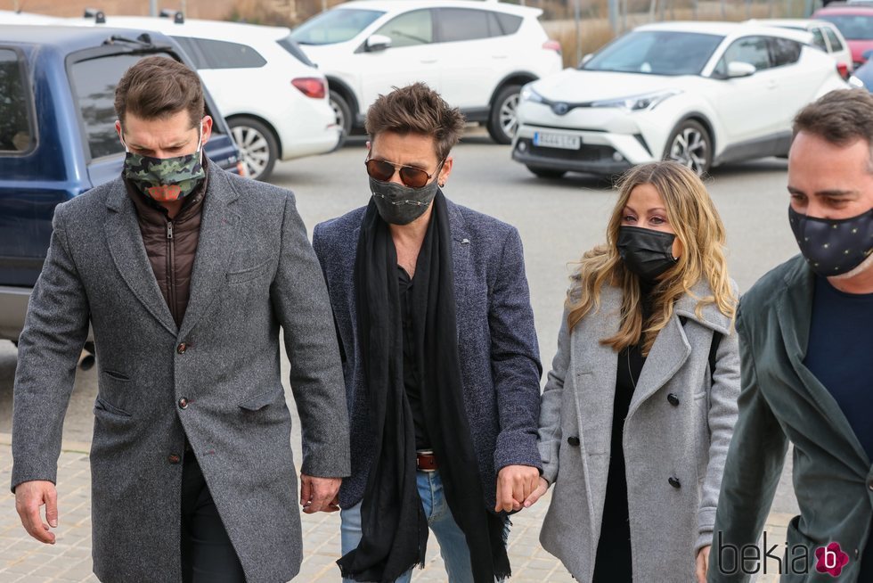 Manu Tenorio, Javián y Verónica Romero llegando al tanatorio para dar el último adiós a Álex Casademunt