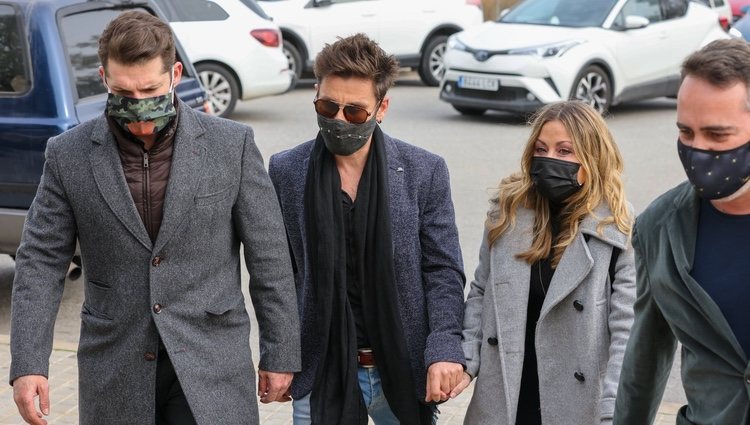 Manu Tenorio, Javián y Verónica Romero llegando al tanatorio para dar el último adiós a Álex Casademunt