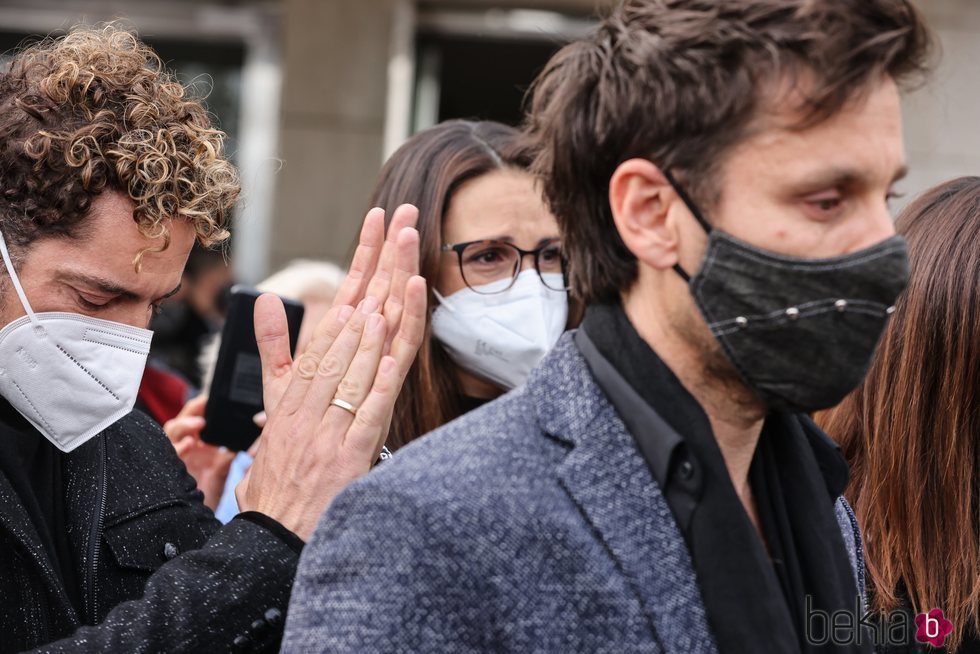 Nuria Fergó, Javián y David Bisbal en la capilla ardiente de Álex Casademunt