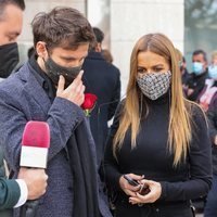 Marta López y Javián en la capilla ardiente de Álex Casademunt