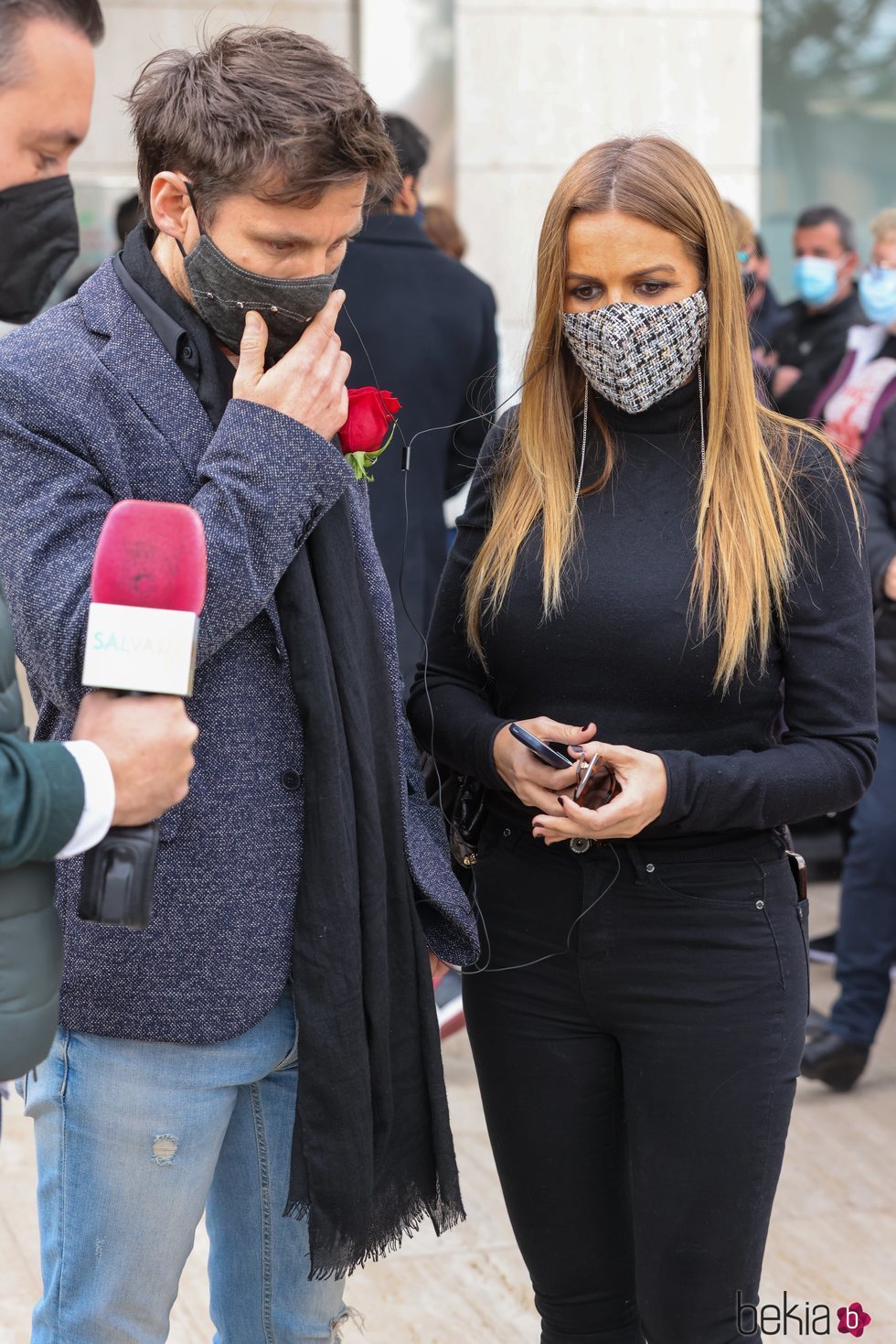 Marta López y Javián en la capilla ardiente de Álex Casademunt