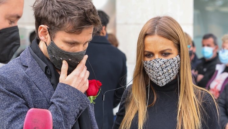 Marta López y Javián en la capilla ardiente de Álex Casademunt