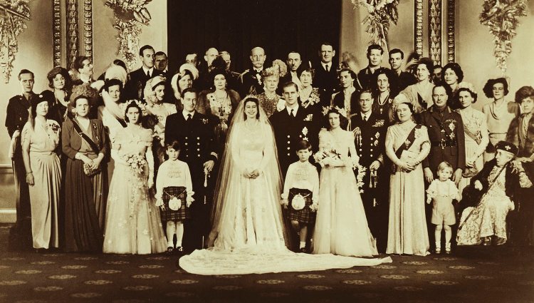 Foto familiar en la boda de la Reina Isabel y el Duque de Edimburgo