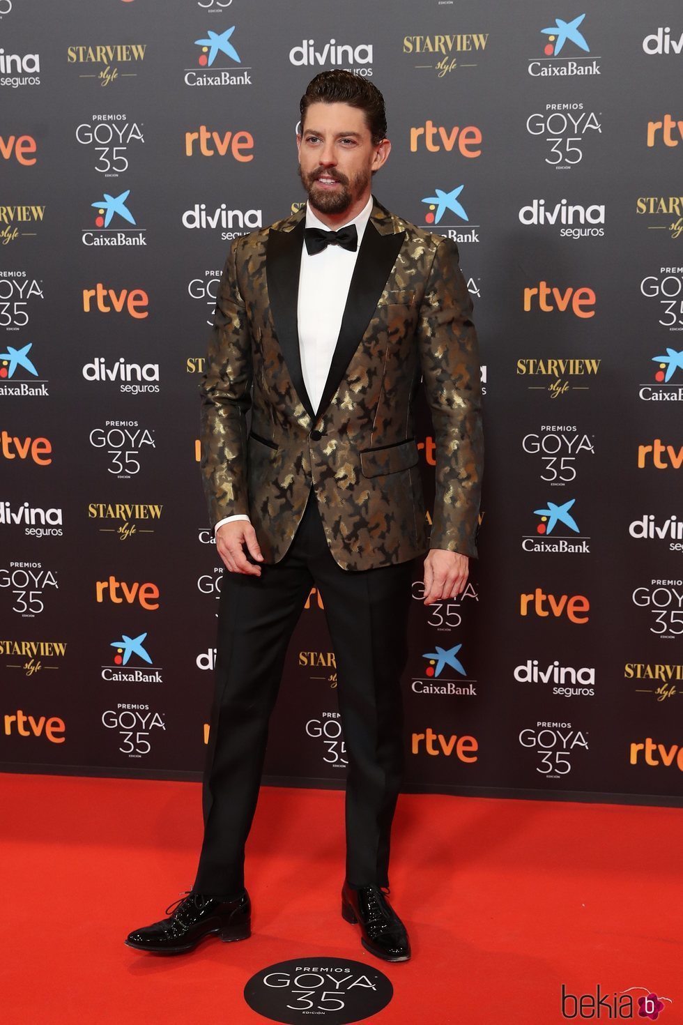 Adrián Lastra en la alfombra roja de los Goya 2021