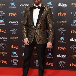 Adrián Lastra en la alfombra roja de los Goya 2021