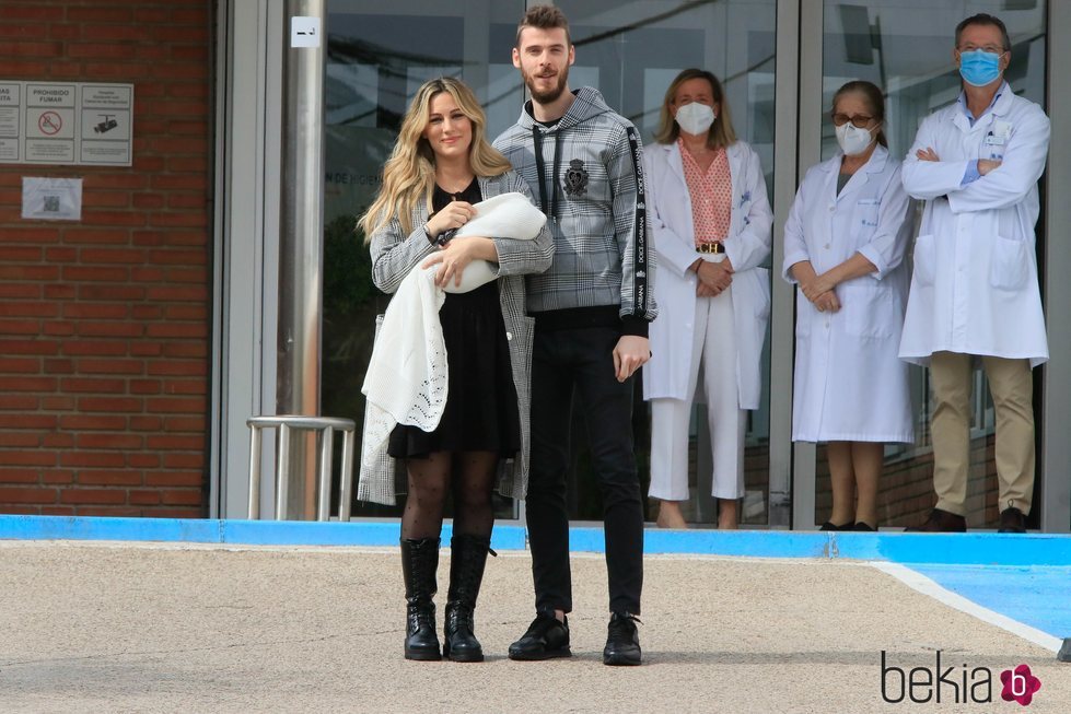 Edurne y David de Gea a las puertas del hospital tras el nacimiento de su hija Yanay