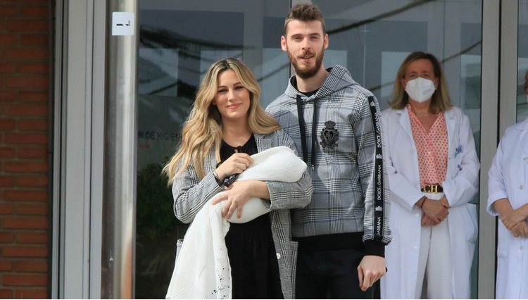 Edurne y David de Gea a las puertas del hospital tras el nacimiento de su hija Yanay