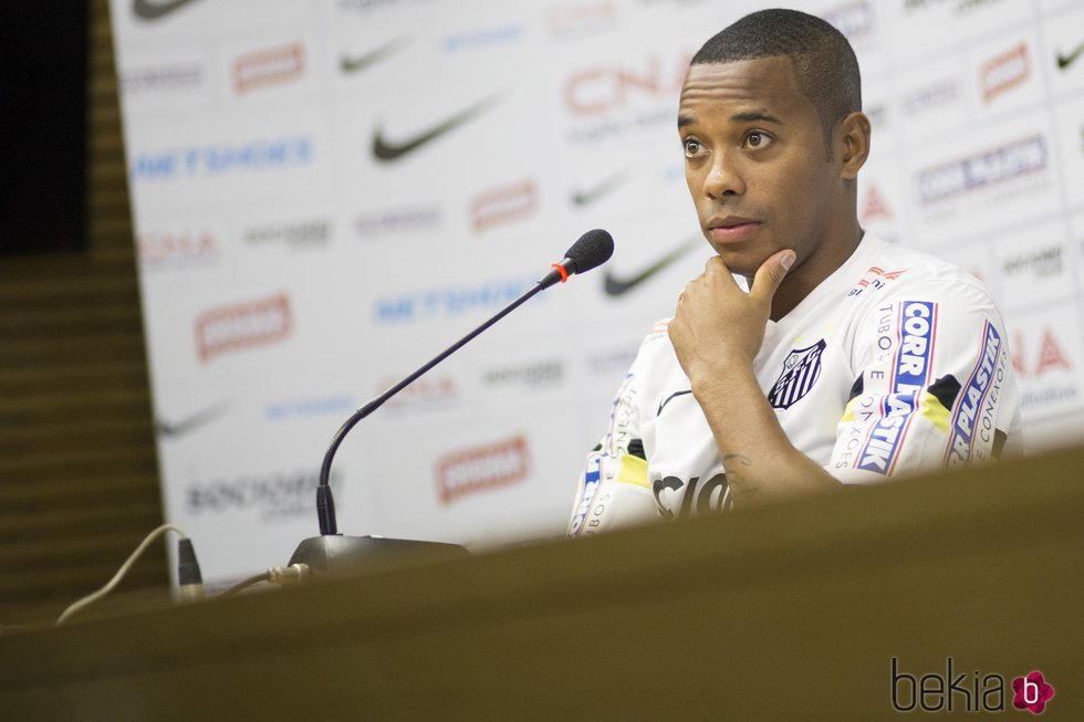 Robinho en una rueda de prensa