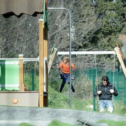 Mario Casas con su hermano Daniel jugando a los columpios