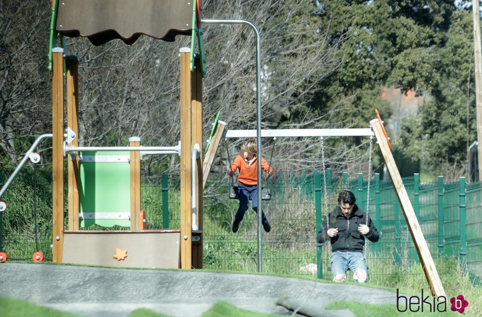 Mario Casas con su hermano Daniel jugando a los columpios