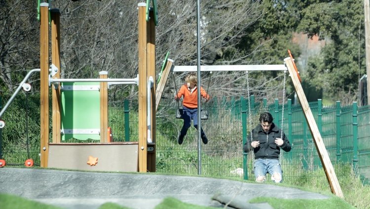 Mario Casas con su hermano Daniel jugando a los columpios