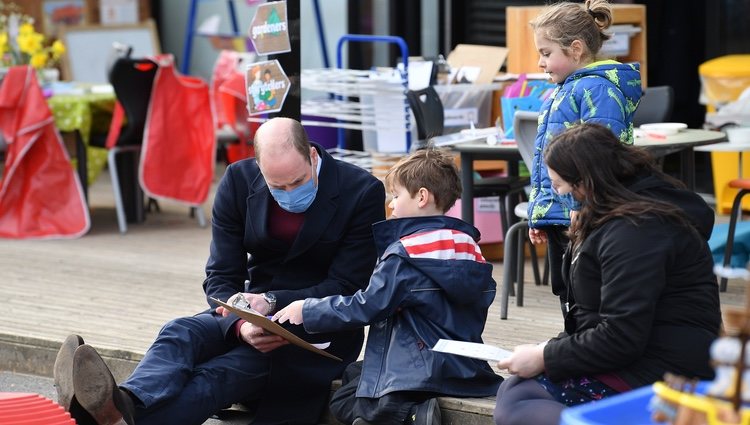 El Príncipe Guillermo con unos niños en su visita a School 21