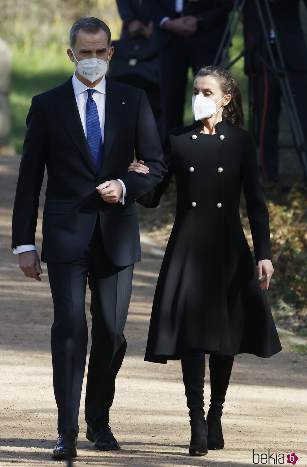 Los Reyes Felipe y Letizia en los Jardines del Palacio Real en el Acto de Reconocimiento y Memoria a todas las Víctimas del Terrorismo en Madrid