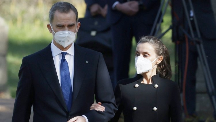 Los Reyes Felipe y Letizia en los Jardines del Palacio Real en el Acto de Reconocimiento y Memoria a todas las Víctimas del Terrorismo en Madrid