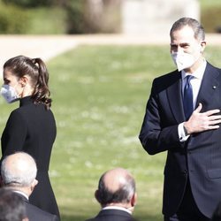 El Rey Felipe saludando junto a la Reina Letizia en el Acto de Reconocimiento y Memoria a todas las Víctimas del Terrorismo en Madrid