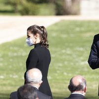 El Rey Felipe saludando junto a la Reina Letizia en el Acto de Reconocimiento y Memoria a todas las Víctimas del Terrorismo en Madrid