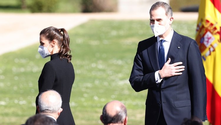 El Rey Felipe saludando junto a la Reina Letizia en el Acto de Reconocimiento y Memoria a todas las Víctimas del Terrorismo en Madrid