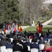 El Rey Felipe da un discurso en los jardines del Palacio Real en el Acto de Reconocimiento y Memoria a todas las Víctimas del Terrorismo en Madrid