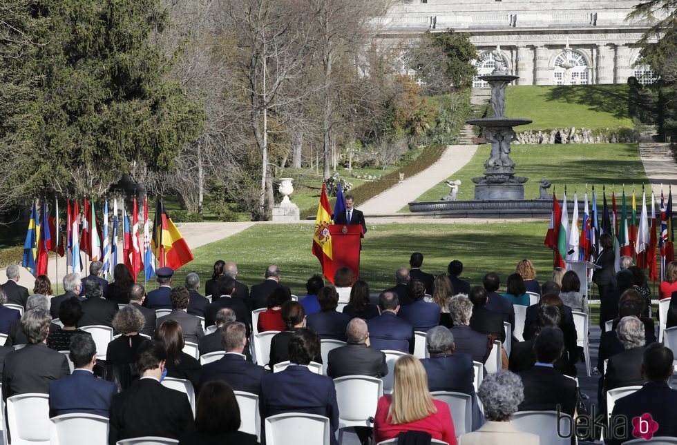 El Rey Felipe da un discurso en los jardines del Palacio Real en el Acto de Reconocimiento y Memoria a todas las Víctimas del Terrorismo en Madrid