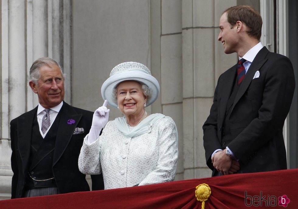 La Reina Isabel, el Príncipe Carlos y el Príncipe Guillermo en Buckingham Palace