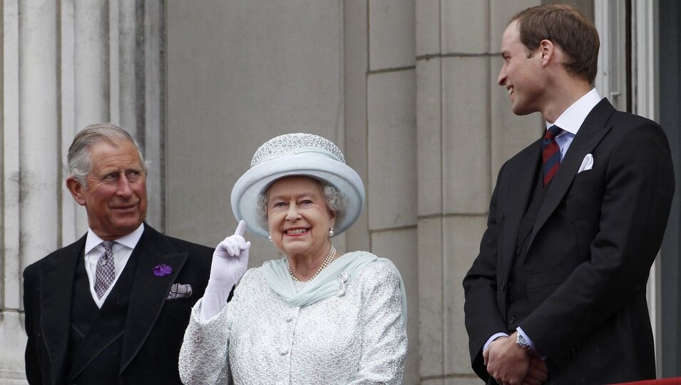 La Reina Isabel, el Príncipe Carlos y el Príncipe Guillermo en Buckingham Palace