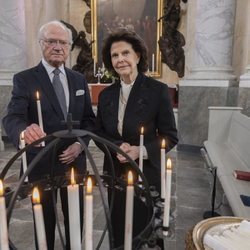 Carlos Gustavo y Silvia de Suecia en el homenaje de la Familia Real Sueca a las víctimas de la pandemia