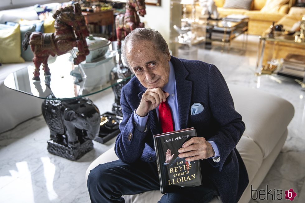 Jaime Peñafiel con su libro 'Los reyes también lloran'