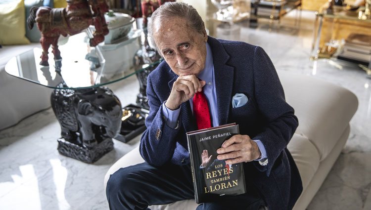 Jaime Peñafiel con su libro 'Los reyes también lloran'