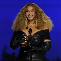 Beyoncé recogiendo el premio a mejor R&B Performance en los Premios Grammy 2021