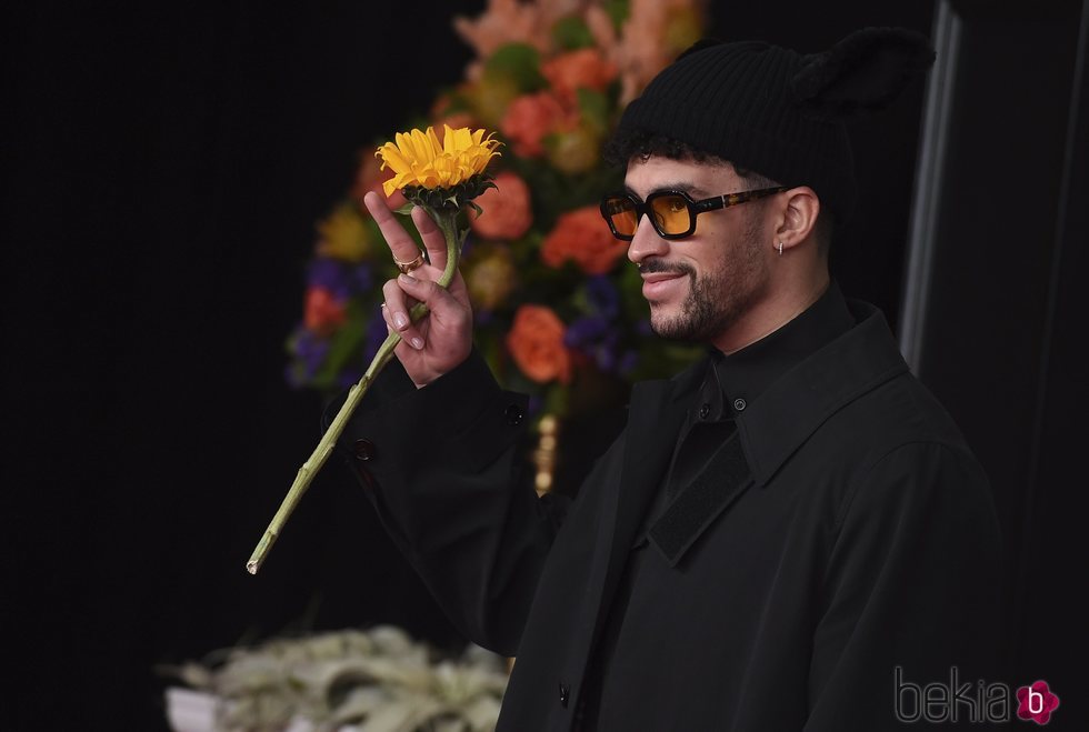 Bad Bunny en la alfombra roja de los premios Grammy 2021