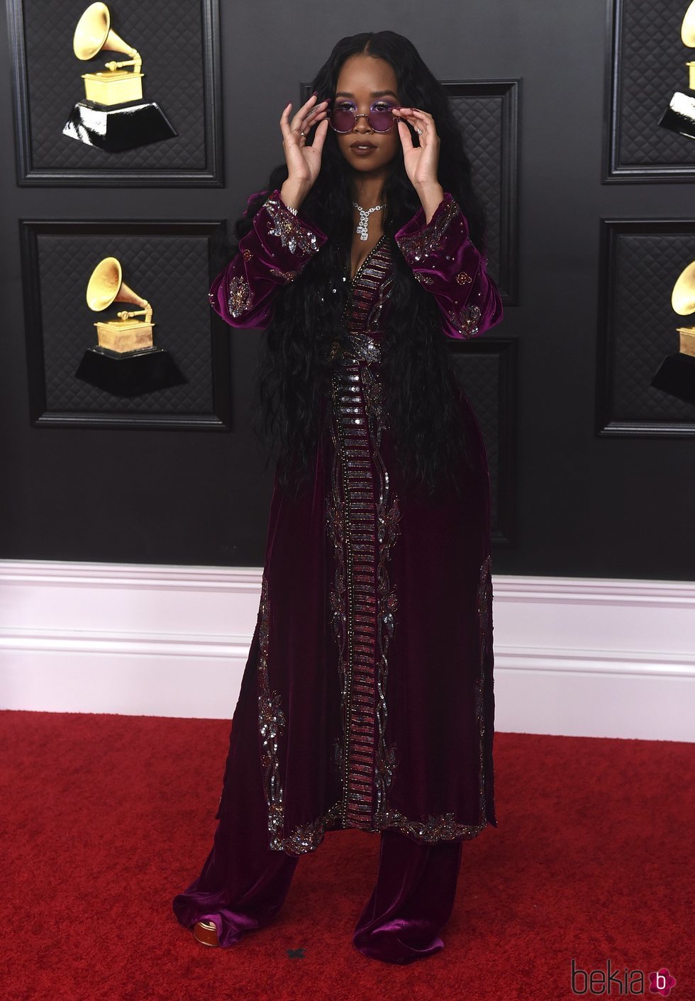 H.E.R. en la alfombra roja de los premios Grammy 2021