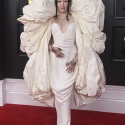 Noah Cyrus en la alfombra roja de los premios Grammy 2021