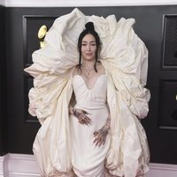 Noah Cyrus en la alfombra roja de los premios Grammy 2021