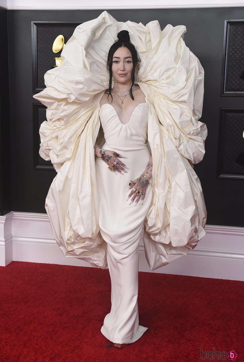 Noah Cyrus en la alfombra roja de los premios Grammy 2021