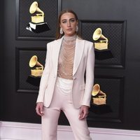 Ingrid Andress en la alfombra roja de los premios Grammy 2021