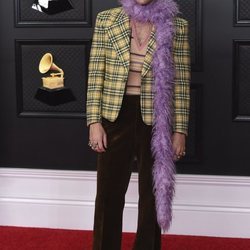 Harry Styles en la alfombra roja de los premios Grammy 2021