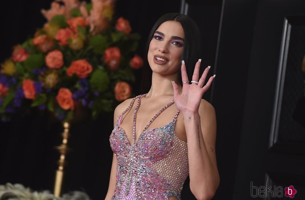 Dua Lipa posando durante la alfombra roja de los premios Grammy 2021