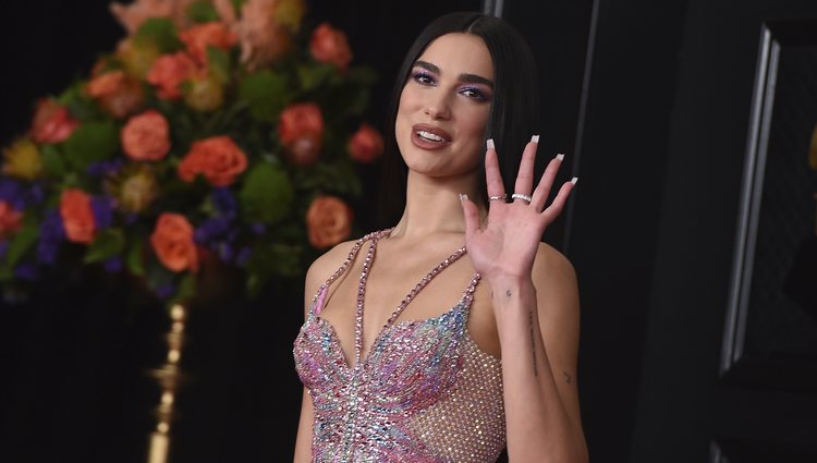 Dua Lipa posando durante la alfombra roja de los premios Grammy 2021