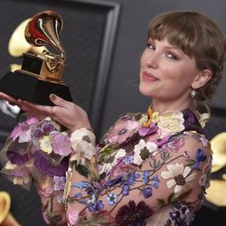 Taylor Swift con su galardón de los Premios Grammy 2021