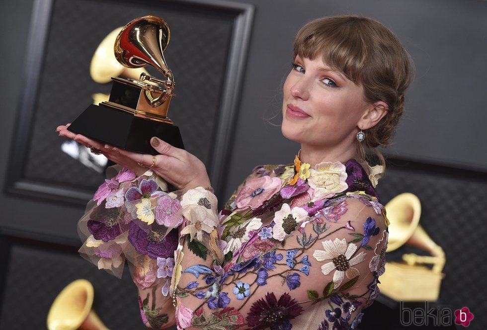 Taylor Swift con su galardón de los Premios Grammy 2021