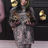 Billie Eilish posando con sus dos galardones de los Premios Grammy 2021