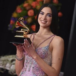 Dua Lipa posando con su galardón de los Premios Grammy 2021